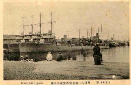 築港內に驅逐艦四隻碇泊の景