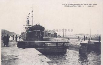 인천항 갑문을 통과하는 선박